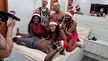 Bastidores Da Grava&ccedil_&atilde_o Da Suruba De Natal Com Muito Sexo Anal Na Pele E Gozada Na Cara