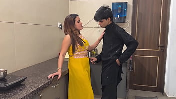 Pati Apni Khoobsurat Biwi Ko Dekh Kar Rah Nahi Paya Aur Kitchen Me Hi Karne Laga Sex