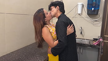 Pati Apni Khoobsurat Biwi Ko Dekh Kar Rah Nahi Paya Aur Kitchen Me Hi Karne Laga Sex