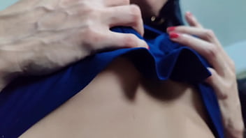 Madrastra Pervertida Se La Pasa Viendo Hombres En Su Celular Y Le Tiene Tantas Ganas A Su Hijastro Que Termina Follando Con El Y Mete Su Gran Polla Dentro De Su Boca De Zorra Infiel
