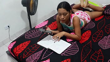 PORNO EN ESPANOL – Mi Hermosa Hermanastra Colombiana Viene Del Colegio Y Quieres Que Le Ayude Con Sus Tareas Del Colegio Y Yo Le Dije Que Ya Ayudo Si Me Deja Follarla Me Follo A Una Colegiala