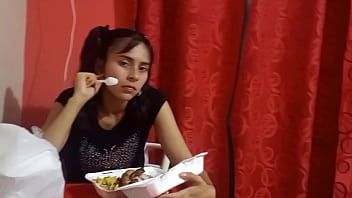 Huye De Su Casa, La Pillo Invitando La A Mi Departamento, Y Despu&eacute_s De Ofrecerle Alojamiento Y Una Rica Comida, Me Paga Con Su Culo Para Cobrarme Mi Gran Apoyo, Toma Perra, Uff Quedate A Vivir, Techo Y Comida M&aacute_s Follada Segura